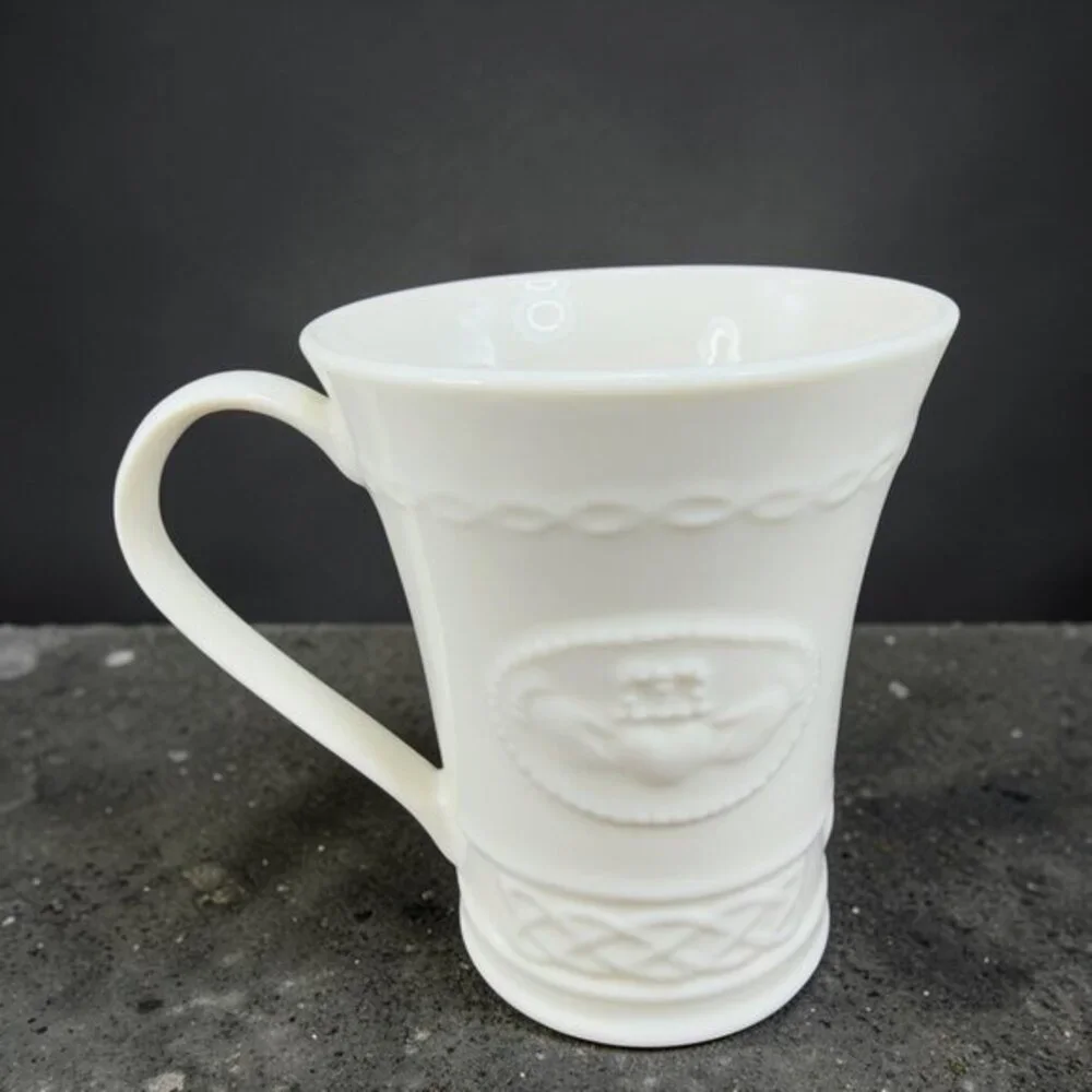 Belleek Irish Claddagh Mug Cup Ivory Fine Porcelain Heart And Hands‎ Pattern Mug